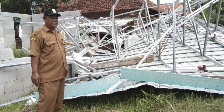 Angin Kencang Sapu Atap Rumah Warga Babakangebang