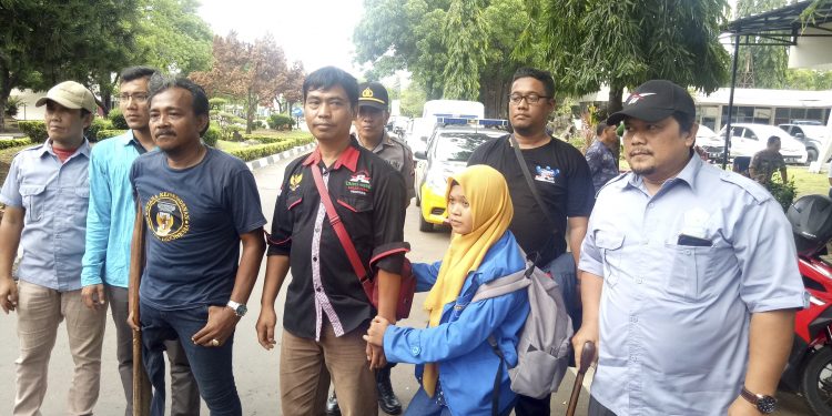 Kordum Komat, Alip (tengah) saat di wawancarai dengan media, kemarin.*