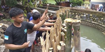 Tanggul Sungai Cikenanga Jebol, Pemdes Sarabau Pasang TPT dengan Bambu