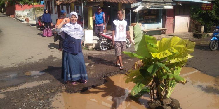 WARGA LURAGUNG Landeuh tanam pohon pisang di jalan berlubang yang ada di wilayahnya.*