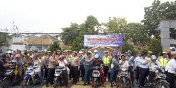 HUT Pomal ke-74, Lanal Cirebon Bagi-bagi Helm