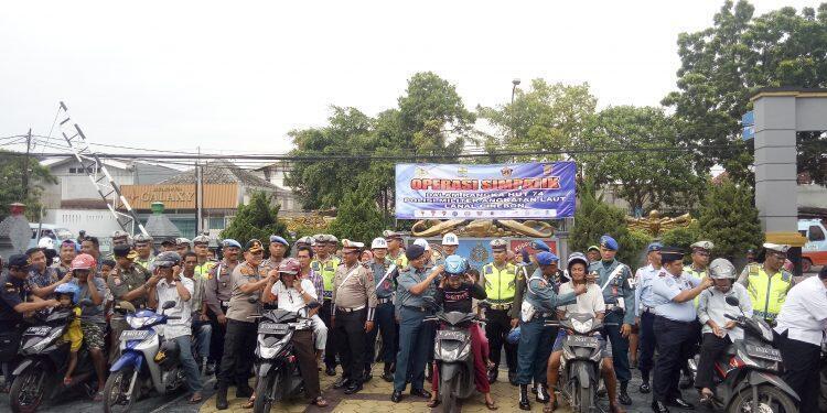 HUT Pomal ke-74, Lanal Cirebon Bagi-bagi Helm