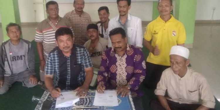 KETUA FPKL Kota Cirebon Erlinus Tahar (baju kotak-kotak) dan H. Rasyid (baju batik) Ketua LPBHNU Kota Cirebon bersama para pengurus FPKL dan LPBHNU.*