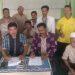 KETUA FPKL Kota Cirebon Erlinus Tahar (baju kotak-kotak) dan H. Rasyid (baju batik) Ketua LPBHNU Kota Cirebon bersama para pengurus FPKL dan LPBHNU.*