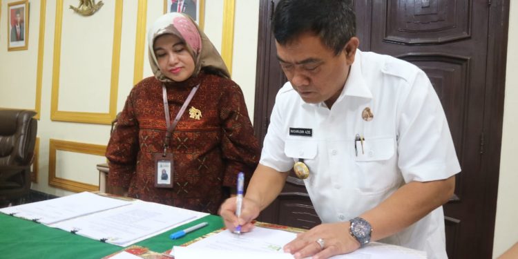 PEMDA KOTA CIREBON. Walikota Cirebon Nashrudin Azis didampingi Kepala PT Taspen Cirebon Anne Rosfianti saat menandatangani perjanjian kerjasama.