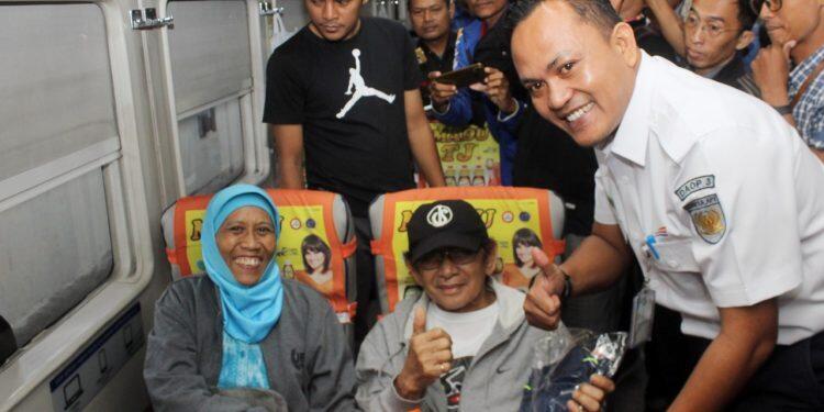 PT. KAI DAOP 3 CIREBON. Manager Marketing Daop 3 M. Aji saat memberikan souvenir kepada Penumpang.