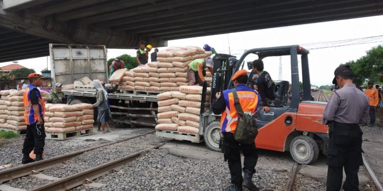 Truk Semen Patah As Roda di Jalur Rel, Perjalanan KA Sempat Tersendat