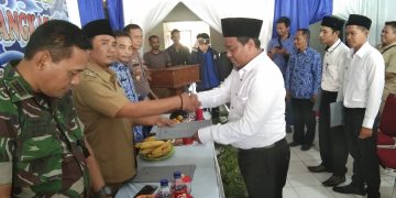 KUWU DESA Gebang, Rusdi Haris saat menyerahkan SK pelantikan kepada salah seorang perangkat desa yang baru saja dilantik, kemarin.*