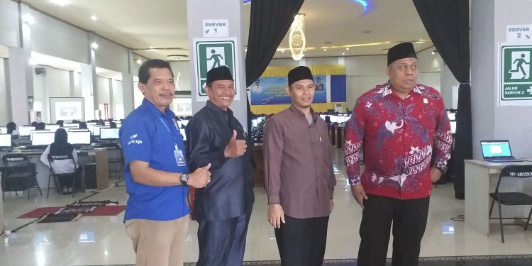 KETUA KOMISI I DPRD Kabupaten Cirebon, Abdul Rohman foto bersama usai meninjau pelaksanaan tes SKD CPNS Kabupaten Cirebon di Kampus II UMC, kemarin.*