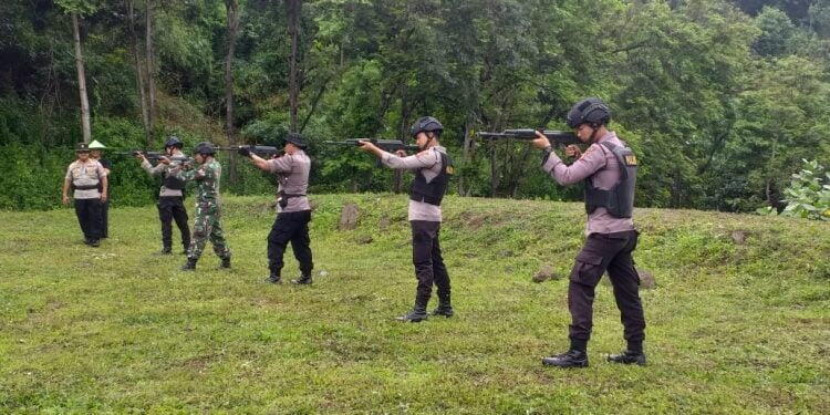 Asah Kemampuan, 60 Personil Polres Indramayu Ikuti Latihan Menembak