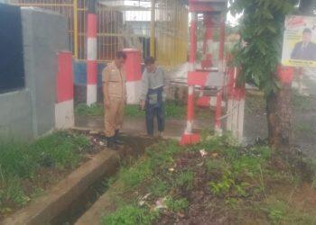 Mendapatkan laporan adanya Sekolah yang terendam, Camat Haurgeulis Rory Firmansyah langsung mendatangi lokasi sekolah yang menjadi langganan banjir.
