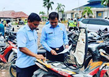 Operasi terpadu tertib kendaraan bermotor yang digelar Kantor P3D Indramayu mampu mendongkrak realisasi pembayaran pajak kendaraan bermotor (PKB), Selasa (18/2).