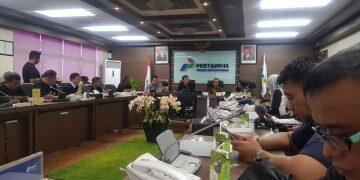 Puluhan pekerja media yang tergabung dalam Persatuan Wartawan Indonesia (PWO) Indramayu dan Ikatan Wartawan Online (IWO) melakukan kunjungan ke Pertamina RU VI Balongan. Kunjungan tersebut dalam rangka memperingati Hari Pers Nasional (HPN), Rabu (26/2).