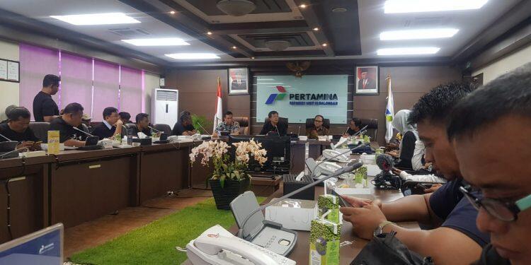 Puluhan pekerja media yang tergabung dalam Persatuan Wartawan Indonesia (PWO) Indramayu dan Ikatan Wartawan Online (IWO) melakukan kunjungan ke Pertamina RU VI Balongan. Kunjungan tersebut dalam rangka memperingati Hari Pers Nasional (HPN), Rabu (26/2).