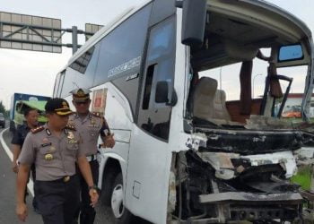 Bus Rombongan PBNU Jatim Tabrak Tronton di Tol Cipali, 1 Orang Tewas