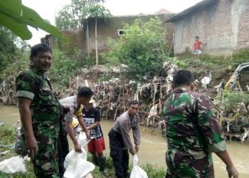 TNI-Polri Buat Bronjong Penahan Banjir di Sungai Cikasarung