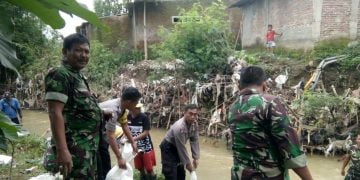 TNI-Polri Buat Bronjong Penahan Banjir di Sungai Cikasarung