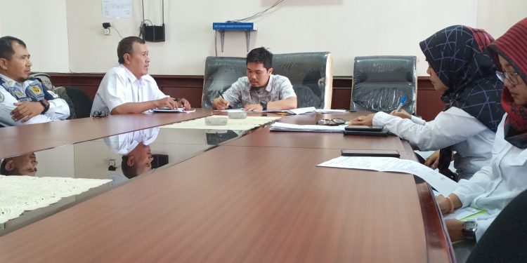 Ketua PWI Majalengka, Jejep Falahul Alam tengah memimpin rapat teknis penananaman 1000 pohon di ruang rapat Setda Majalengka.