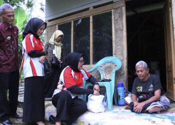 Ika Kunjungi Warga Tidak Mampu di Kelurahan Ciporang