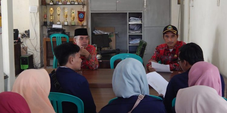 KUWU WALEDDESA, Moh. Halwani saat menerima Ketua Mahasiswa KKN UGJ, Yuda Eka Maulana dan mahasiswa lainnya.*