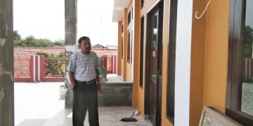 Pemdes Gunungsari Bangun Lapangan Bulutangkis Diatas Balai Desa