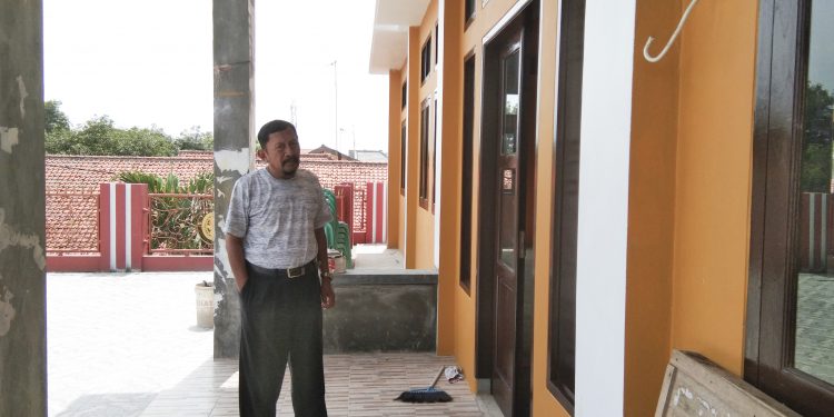 Pemdes Gunungsari Bangun Lapangan Bulutangkis Diatas Balai Desa