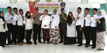 CAMAT GEBANG, Asep Nurdin dan Kuwu Desa Kalipasung, Endi Suhendi bersama Mupika Gebang foto bersama usai pelantikan.*