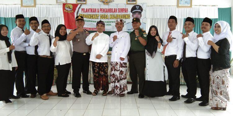 CAMAT GEBANG, Asep Nurdin dan Kuwu Desa Kalipasung, Endi Suhendi bersama Mupika Gebang foto bersama usai pelantikan.*