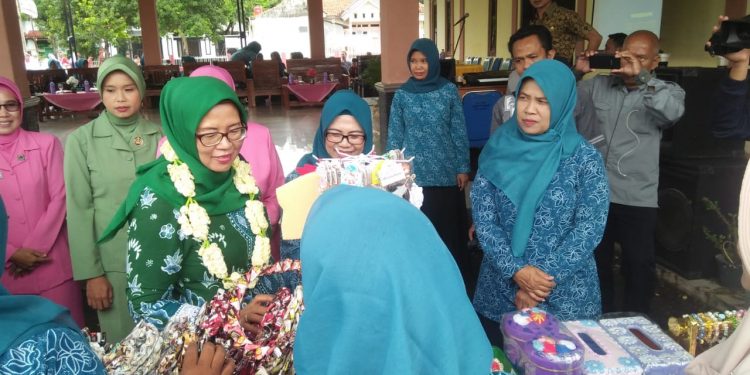 TP PKK Kabupaten Cirebon melakukan Binwil kepada Kader PKK Desa Dompyong Wetan, Kecamatan Pabuaran, Kabupaten Cirebon, Kamis (20/2).*