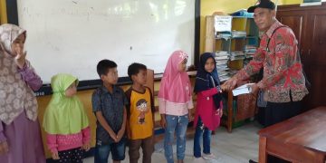 Pemdes Kudukeras Berikan Beasiswa Terhadap Siswa Berprestasi