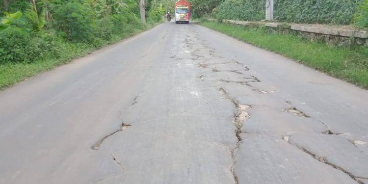 Ruas Jalan Penghubung Dua kabupaten Rusak
