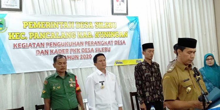 PEMDES SILEBU, Kecamatan Pancalang, Kabupaten Kuningan menggelar pelantikan dan pengukuhan 10 perangkat Desa Silebu di aula desa setempat, kemarin.*