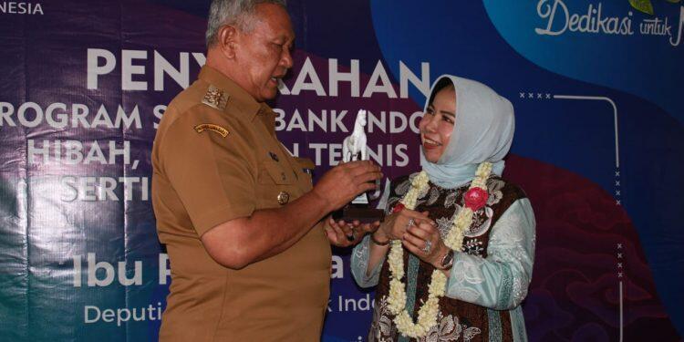 BUPATI KUNINGAN, H Acep Purnama Bersama Deputi Gubernur Bank Indonesia Rosmaya Hadi di Desa Wisata Kopi Cibeureum Kec. Cilimus.*