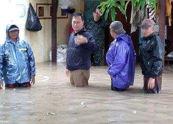 BANJIR TERJADI di daerah Kecamatan Anjatan diakibatkan sungai yang ada di daerah tersebut tak mampu menumpang air hujan.*