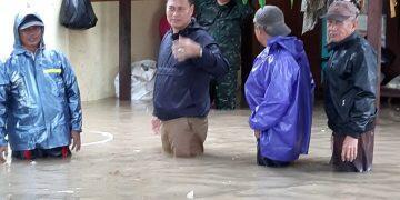 BANJIR TERJADI di daerah Kecamatan Anjatan diakibatkan sungai yang ada di daerah tersebut tak mampu menumpang air hujan.*