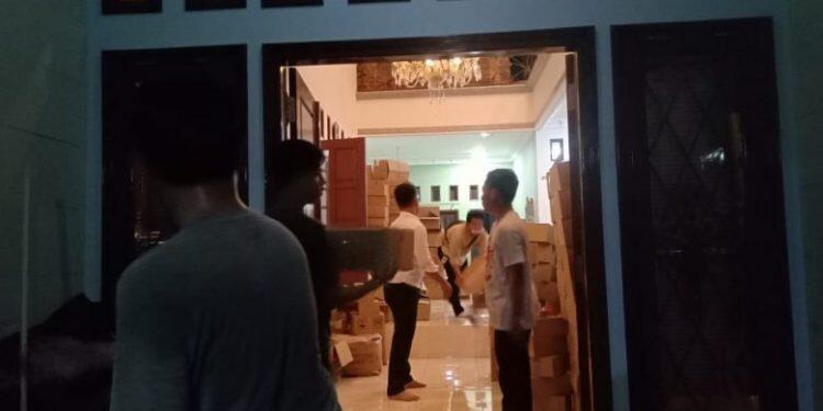 PENGGREBEKAN RUMAH oleh BPOM Jawa Barat, diduga rumah tersebut sebagai tempat produksi dan penyimpanan kosmetik ilegal.*