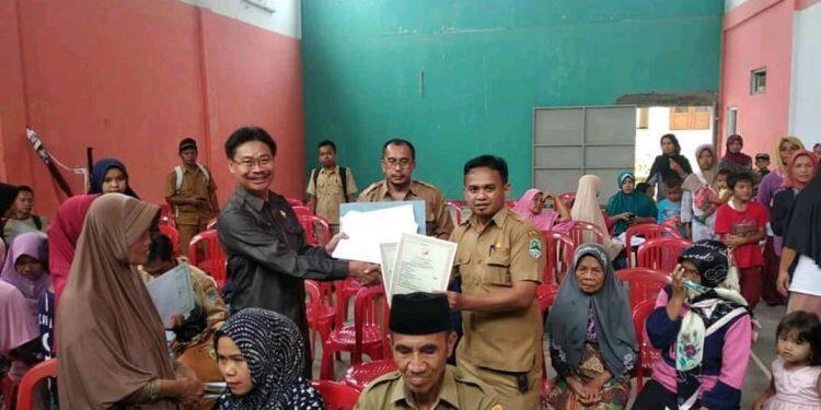 DISDUKCAPIL KABUPATEN Majalengka memberikan Adminduk secara langsung kepada masyarakat Desa Cipeundeuy, Kecamatan Bantarujeg.*