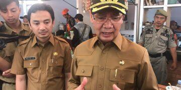 BUPATI MAJALENGKA, H. Karna Sobahi tengah diwawancarai sejumlah awak media seusai acara peresmian pedestrian GGM dan taman Raharja, kemarin.*