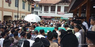Ribuan Santri Iringi Pemakaman Kiai Ayip Abbas Buntet
