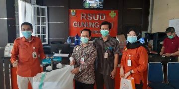 Peduli Sesama Rekan Profesi, dr Yasmin Dermawan Sumbangkan APD Ke RSD Gunung Jati