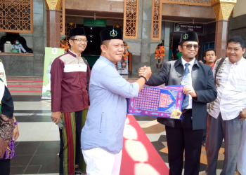 Baznas Kota Cirebon Bagikan Ratusan Sajadah di Masjid Raya At-Taqwa