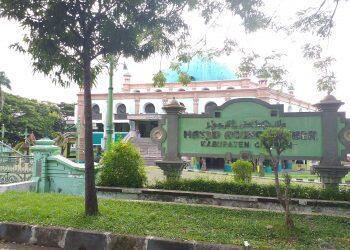 Salat Jumat di Masjid Agung Sumber Tetap Berjalan
