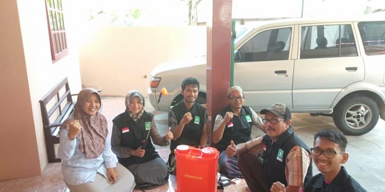 LPBI NU Lakukan Penyemprotan Disinfektan di Masjid dan Musola di Wilayah Astanajapura