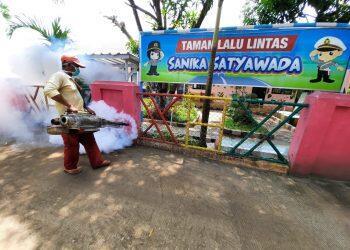 Antisipasi Covid-19, Polres Indramayu Lakukan Desinfektan di Ruang Publik