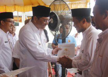 Plt Bupati Indramayu Serahkan 95 Sertifikasi Tanah Wakaf Gratis