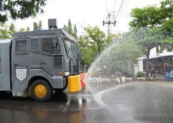 Jalan Protokol Indramayu Disemprot Cairan Disinfektan dengan Water Canon