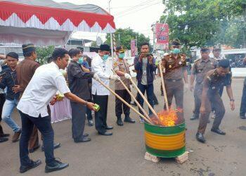 Kejari Indramayu Musnahkan Barang Bukti dari 128 Perkara