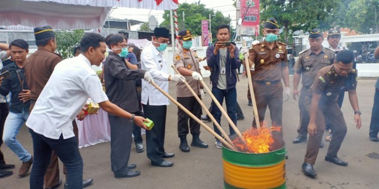 Kejari Indramayu Musnahkan Barang Bukti dari 128 Perkara