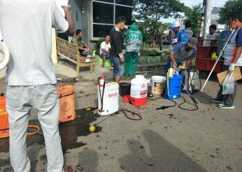 Khawatir Penyebaran Virus Corona, Warga Perum Graha Alana Gotong Royong Semprot Disinfektan