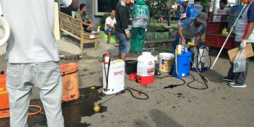 Khawatir Penyebaran Virus Corona, Warga Perum Graha Alana Gotong Royong Semprot Disinfektan
